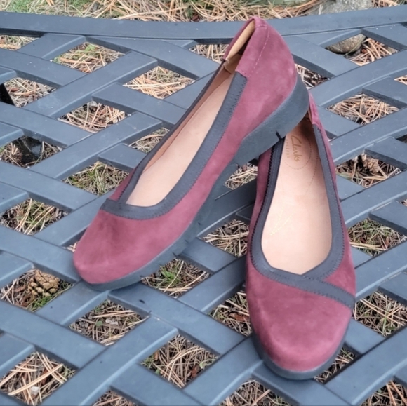 9.5 WIDE Clarks Daelyn Hill Suede Velvet Burgundy Red Maroon Slip On Loafers - Picture 2 of 13